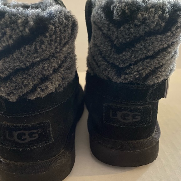 Girls Black Ugg Boots - Picture 6 of 7